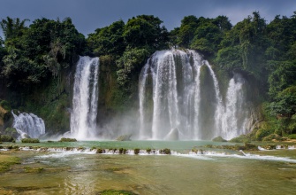 15 Waterfalls You Should See in Asia