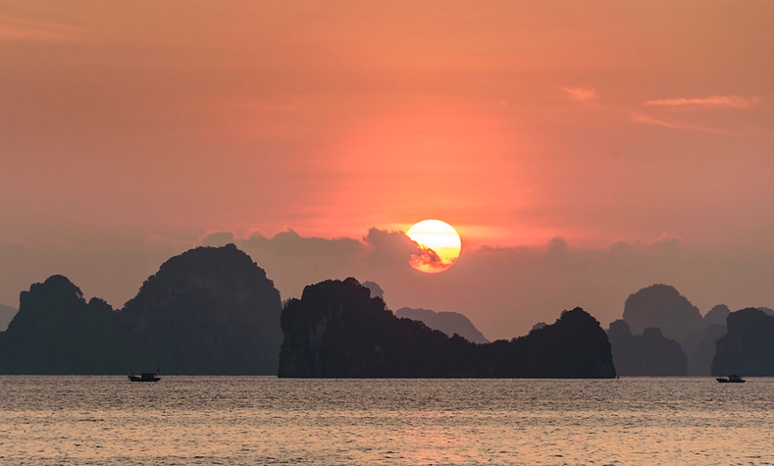 halong bay sunset view